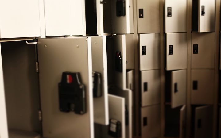 Szafy metalowe – jak je zamontować?