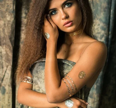 Z jakiego powodu koszulki to modny must have?