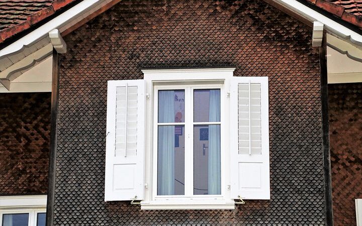 Nowocześnie zaprojektowane okna PCV z nakładkami aluminiowymi