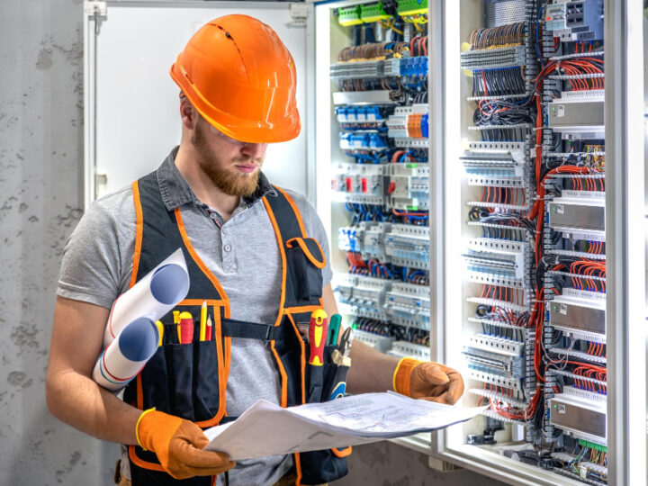 Instalacje przemysłowe i rozdzielnie — jak ocenić wykonawcę do obiektu technicznego